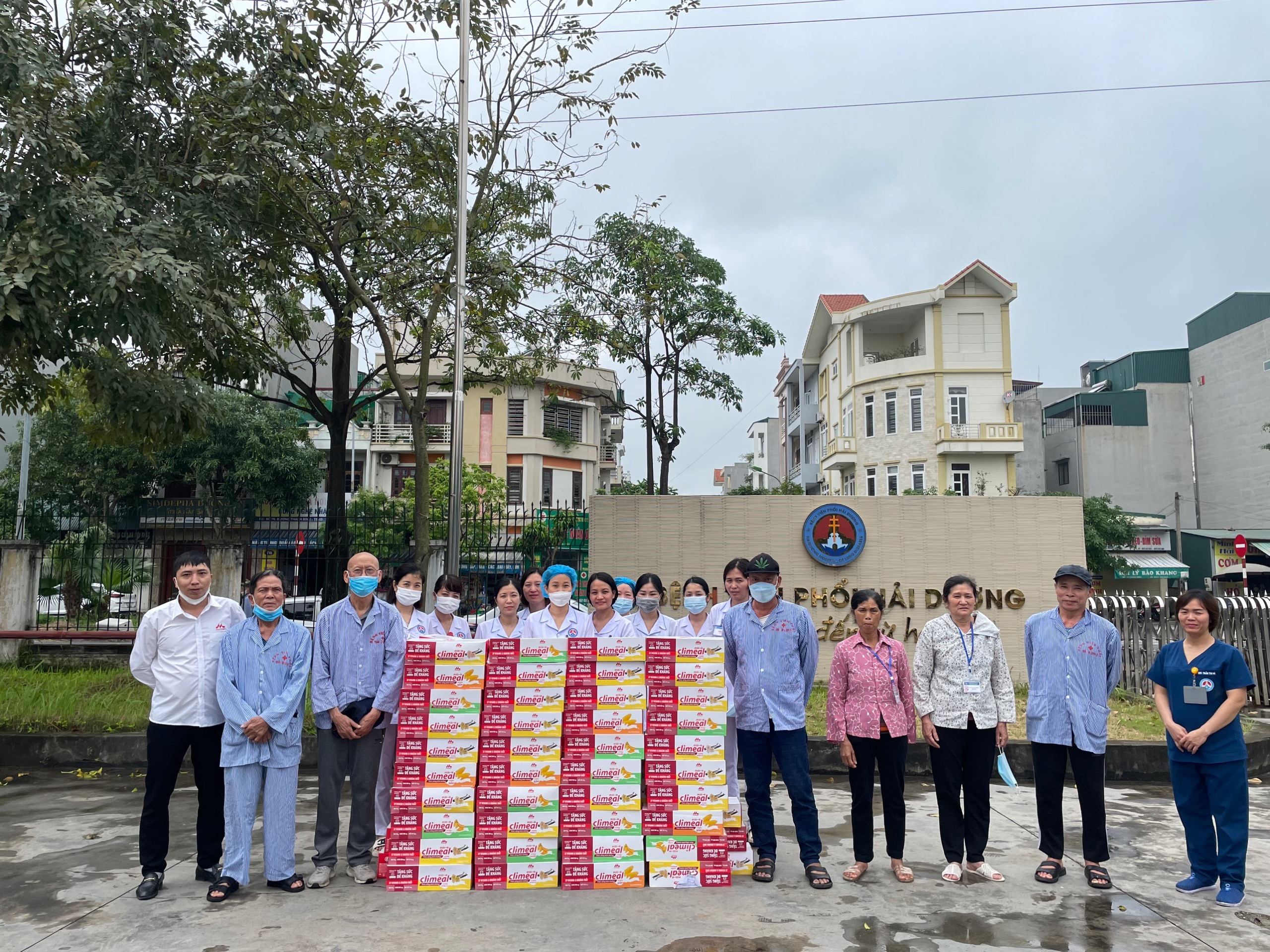 Bệnh viện Phổi Hải Dương tiếp nhận tài trợ từ hãng Morinaga tặng sữa cho bệnh nhân và nhân viên y tế