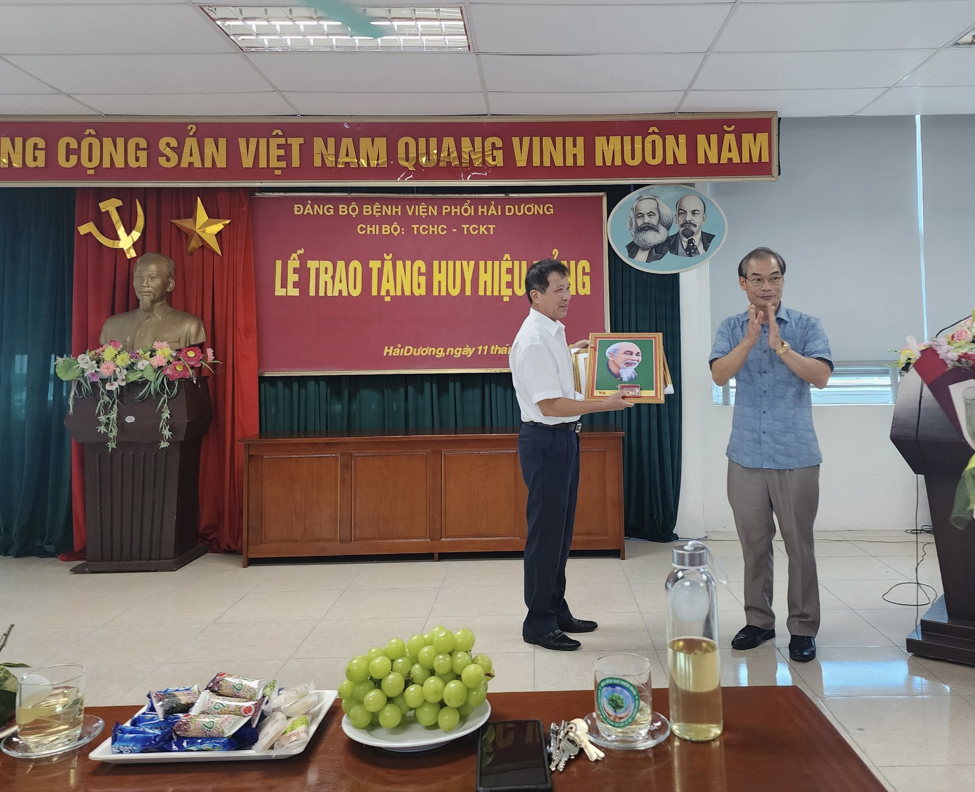 Lễ trao tặng Huy hiệu 30 năm tuổi Đảng cho đồng chí Nguyễn Văn Cành.