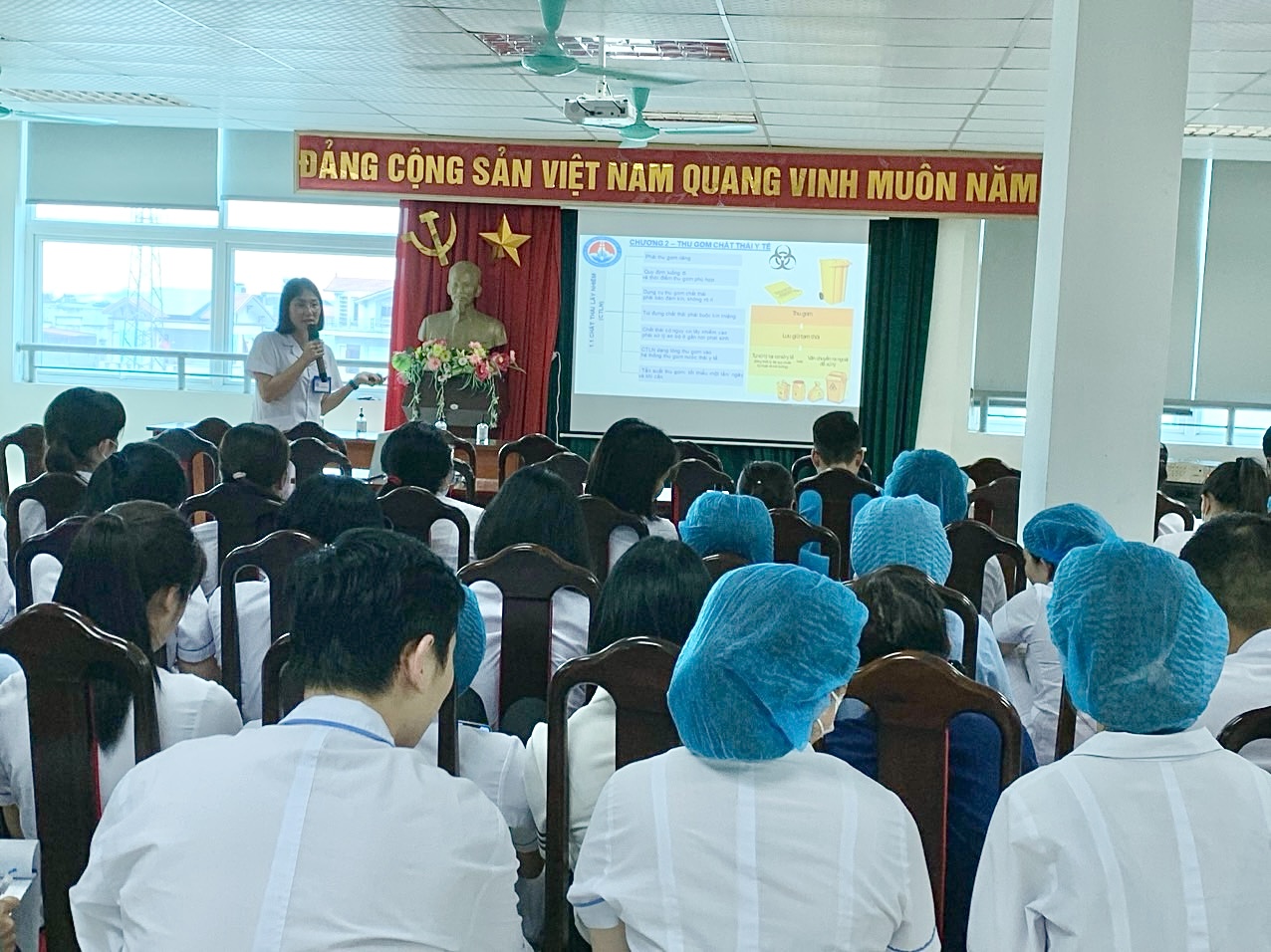 Bệnh viện Phổi Hải Dương tổ chức tập huấn cho nhân viên trong bệnh viện về Quản lý chất thải y tế và Rửa tay thường quy.